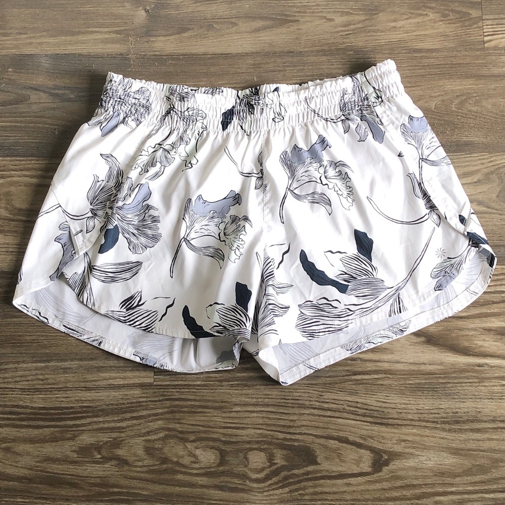 Athleta Print Racer Shorts White Black Floral 4.5” Large 210533